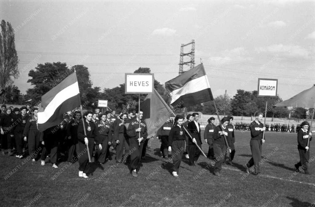 Falusi dolgozók II. szpartakiádja a népligeti Vasas-pályán 