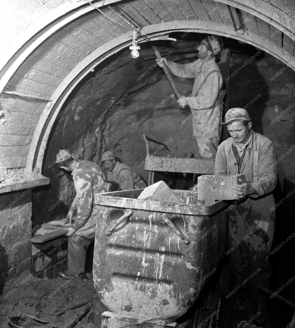 Ipar - Bányászat - A kincsesi Bauxitbánya aknájának építése 