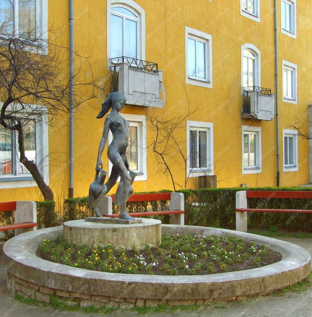 Műemlék - Várpalota - A vízhordó lány szobra