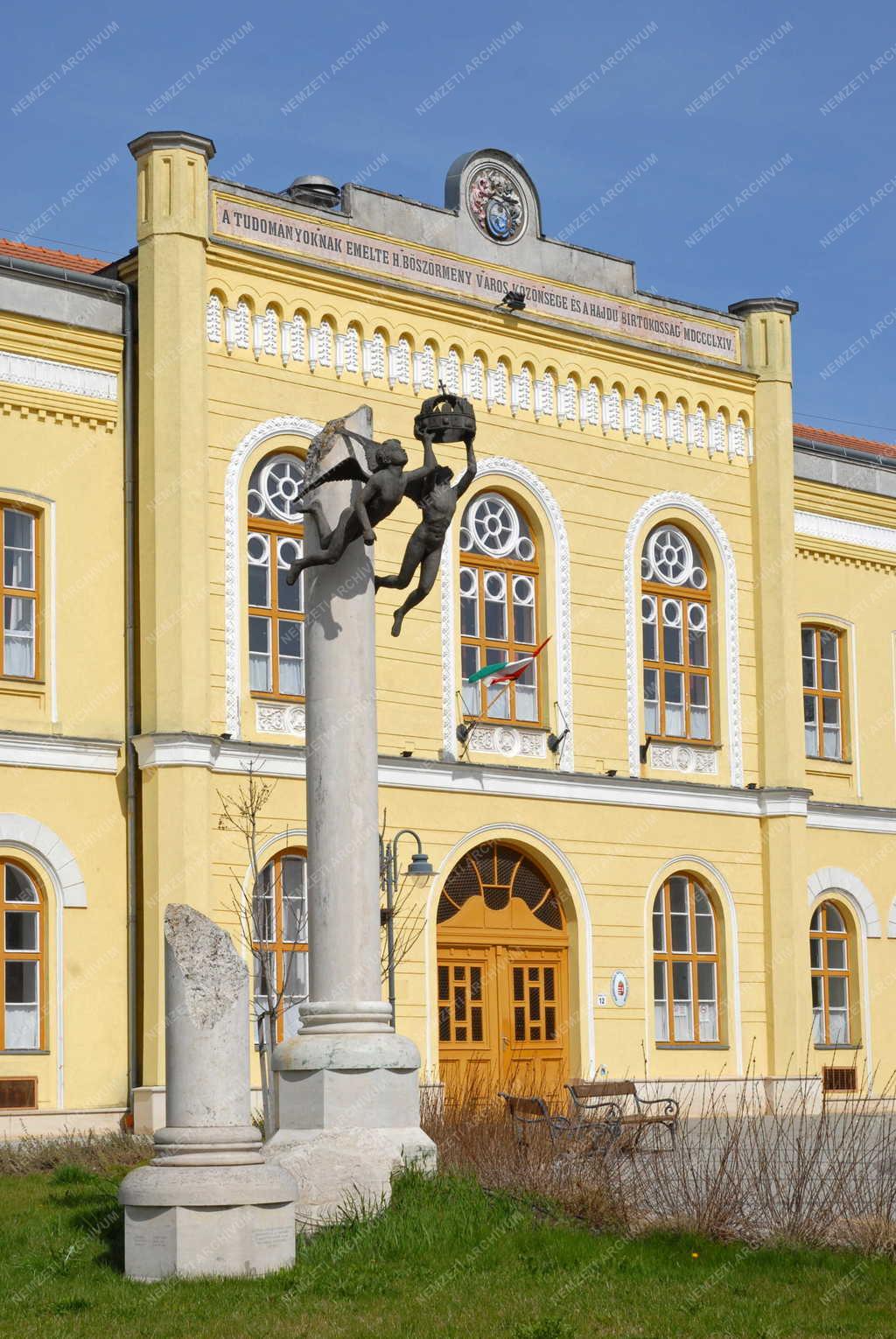 Kultúra - Milleniumi emlékmű Hajdúböszörményen