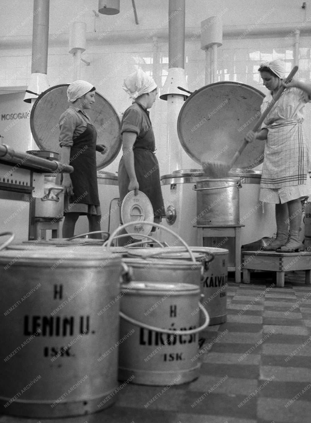 Élelmezés - Új központi gyermekkonyha Győrött