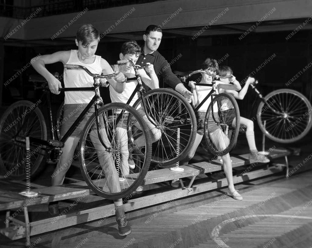 Sport - Oktatás - Speciális kerékpárokon edzenek a sportiskolások