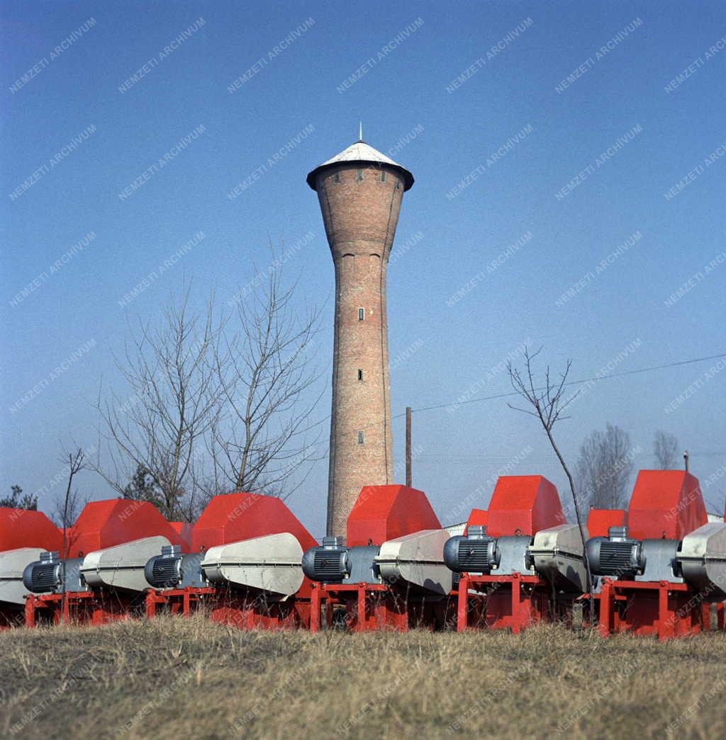 Városkép - Ipar - Gépek a tiszakécskei víztorony alatt