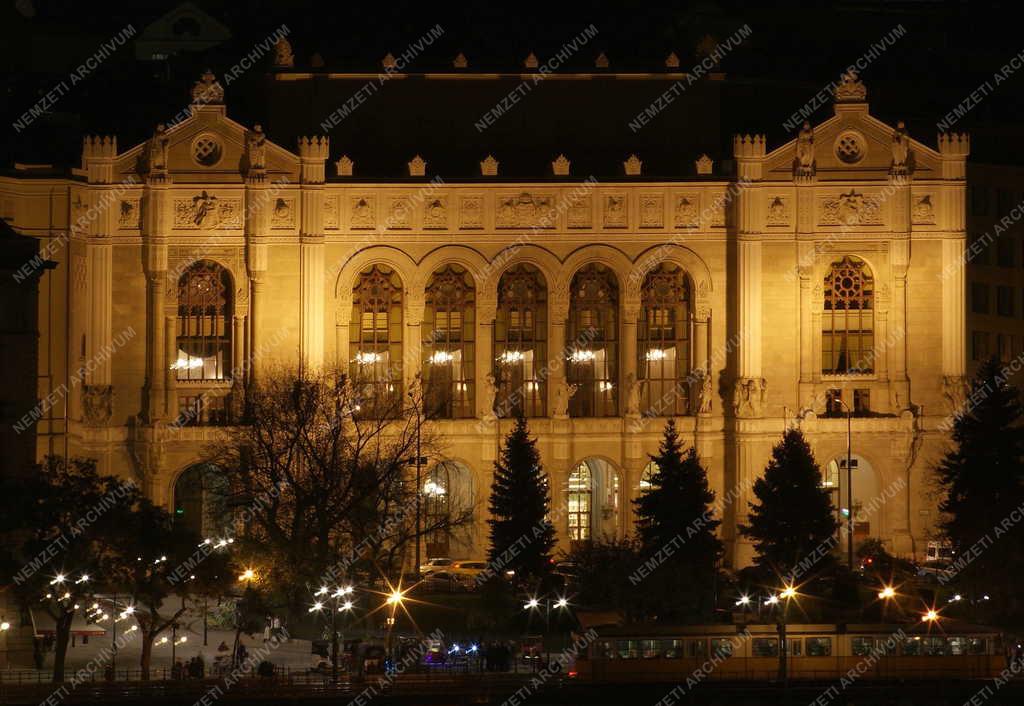 Épület - Budapest - A Pesti Vigadó esti kivilágításban