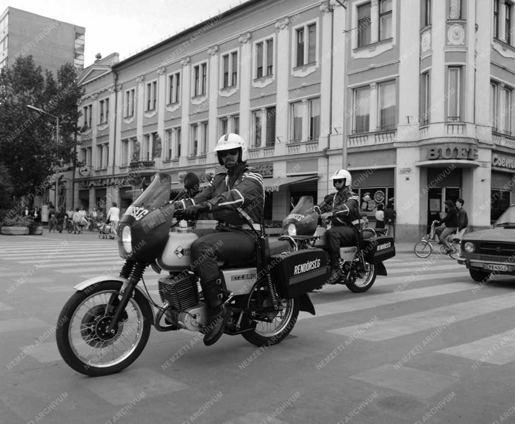 Rendőrség - Forgalomellenőrző motoros rendőrök Békés megyében