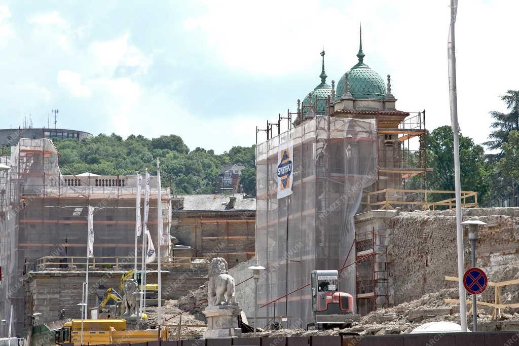 Műemlék - Budapest - Megkezdték a Várbazár felújítását