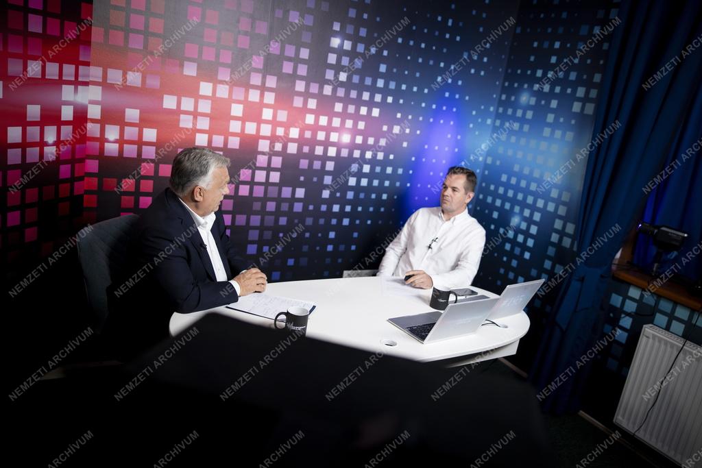 Orbán Viktor a Harcosok órája című online műsorban