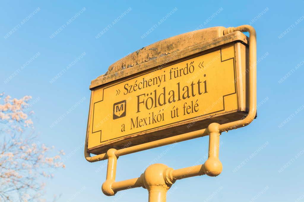 Közlekedés - Budapest - Millenniumi metróállomás táblája