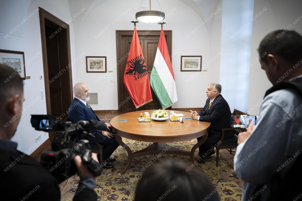 Orbán Viktor az albán kormányfővel tárgyalt