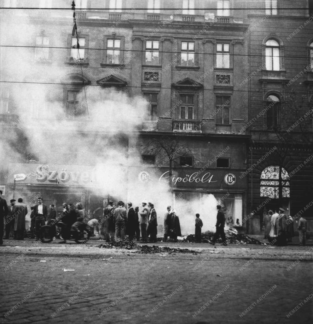 Belpolitika - '56-os forradalom - Könyvégetés a Lenin körúton
