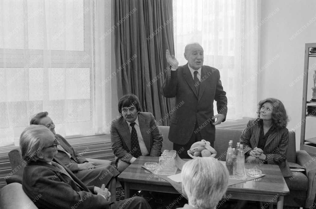 Belpolitika - Kádár János párton kívüliekkel