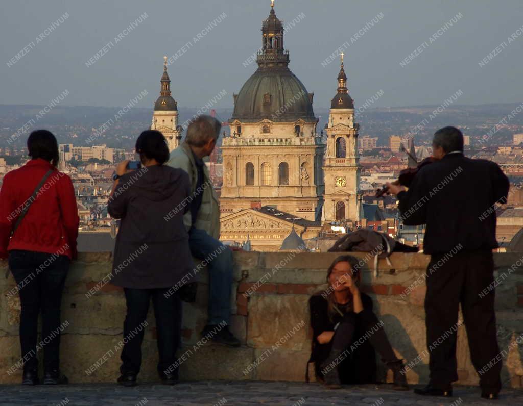 Városkép - Turizmus - Utcai zenész a Várban
