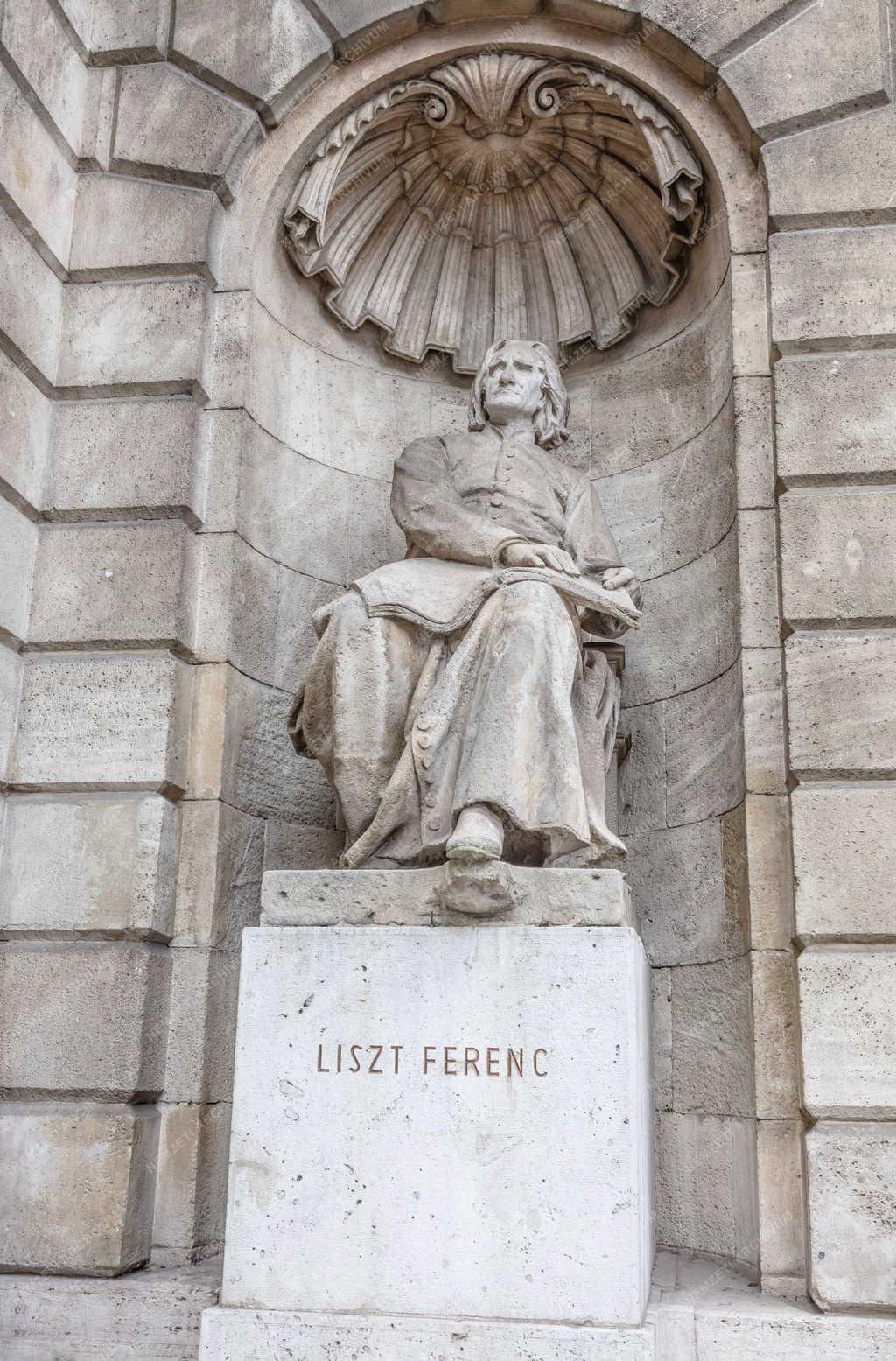 Liszt Ferenc zeneszerző szobra