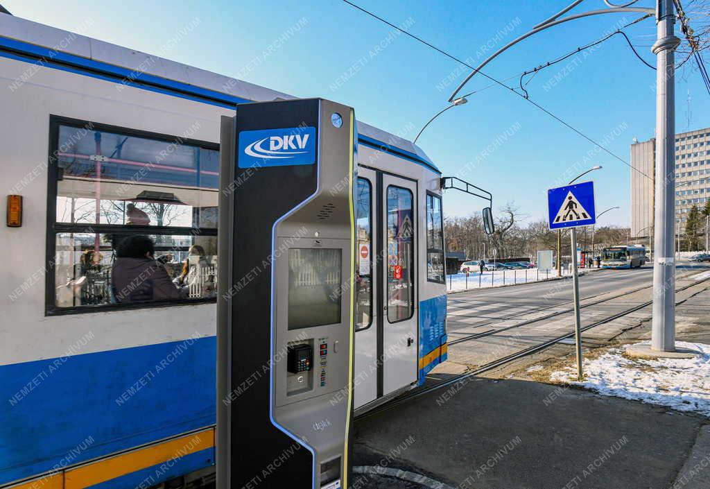 Közlekedés - Okosmegállók segítik a tömegközlekedőket Debrecenben