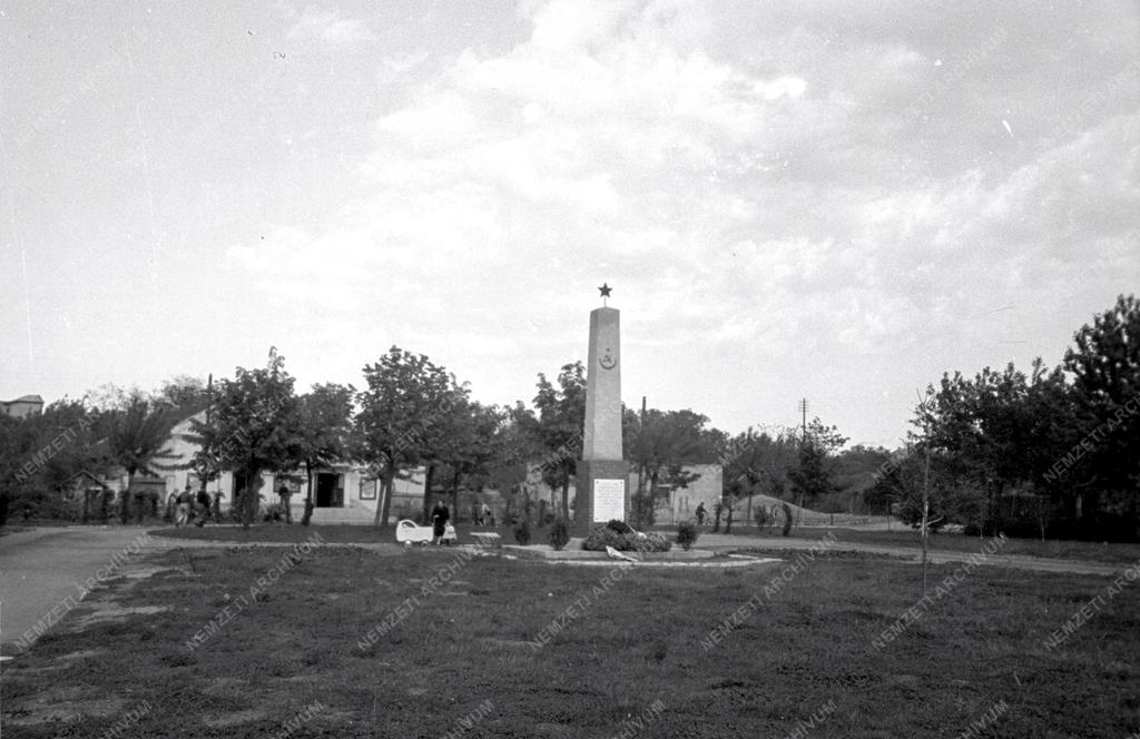 Emlékmű - Szovjet katonahősök tiszteletére
