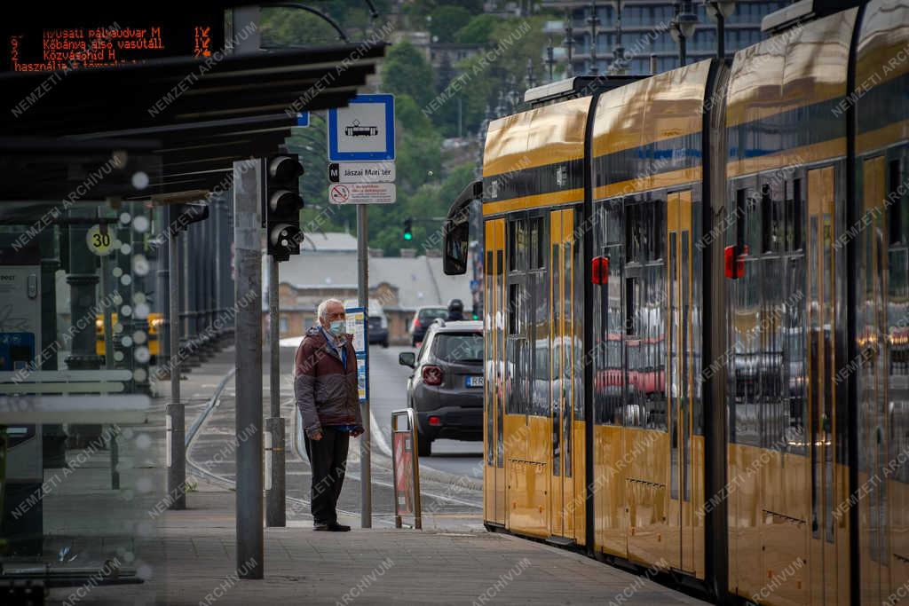 Közlekedés - Budapest - Védőmaszk használata