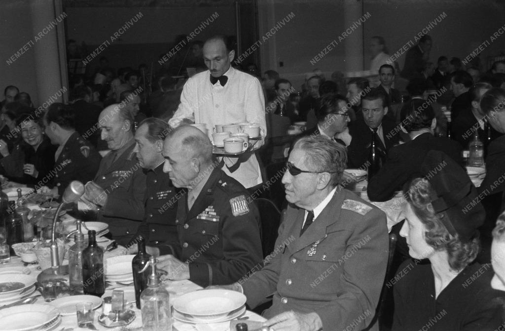 A VI. honvéd gyaloghadosztály eskütétele Pécsett