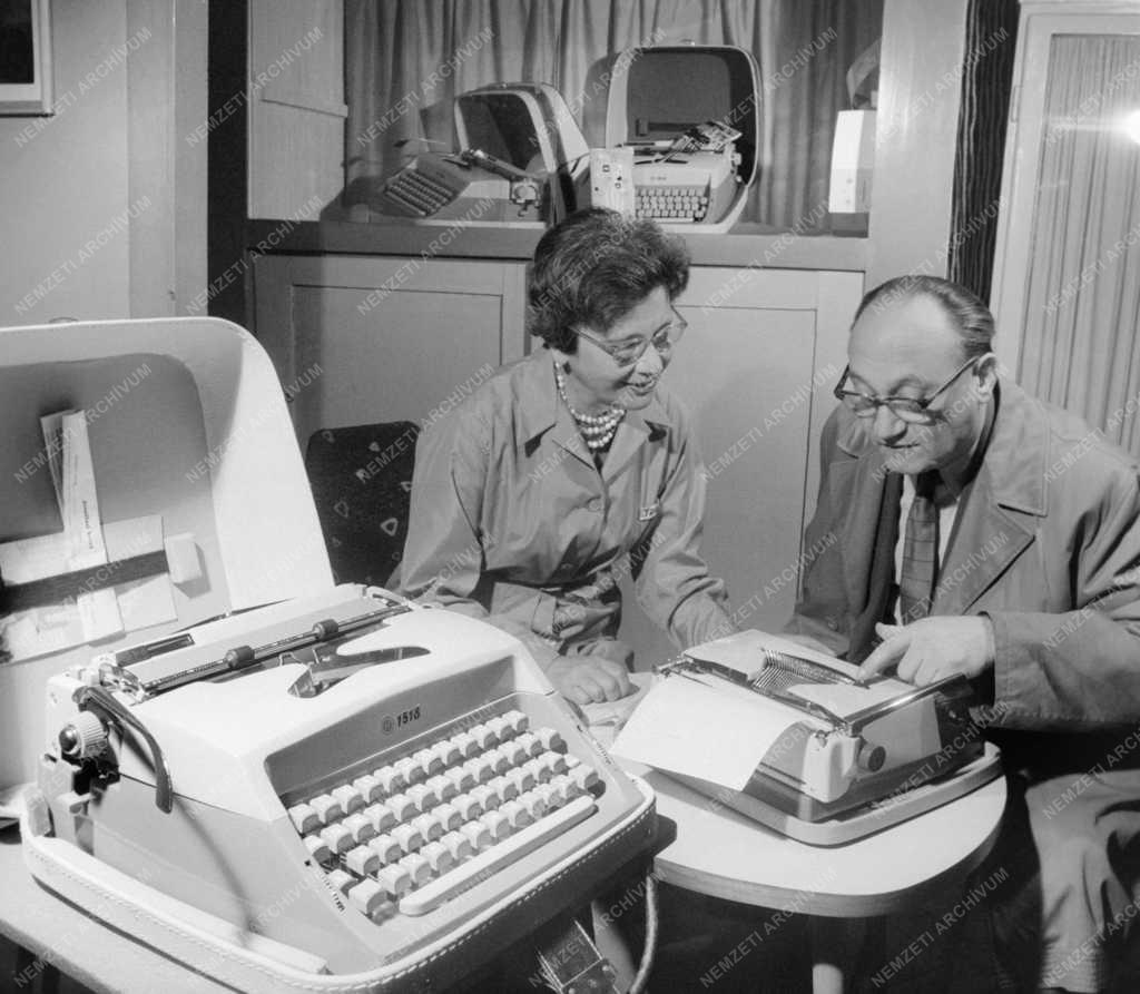 Kereskedelem - Írógép szalon nyílt a Népköztársaság útján