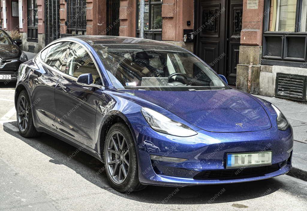 Közlekedés - Tesla elektromos meghajtású autó Budapesten