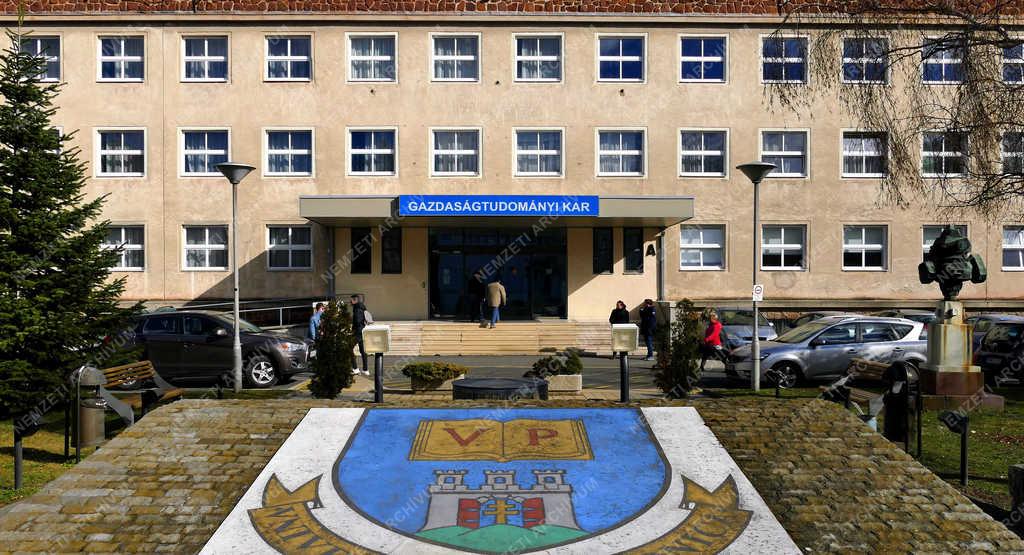 Felsőoktatás - Veszprém - A Pannon Egyetem egyik épülete