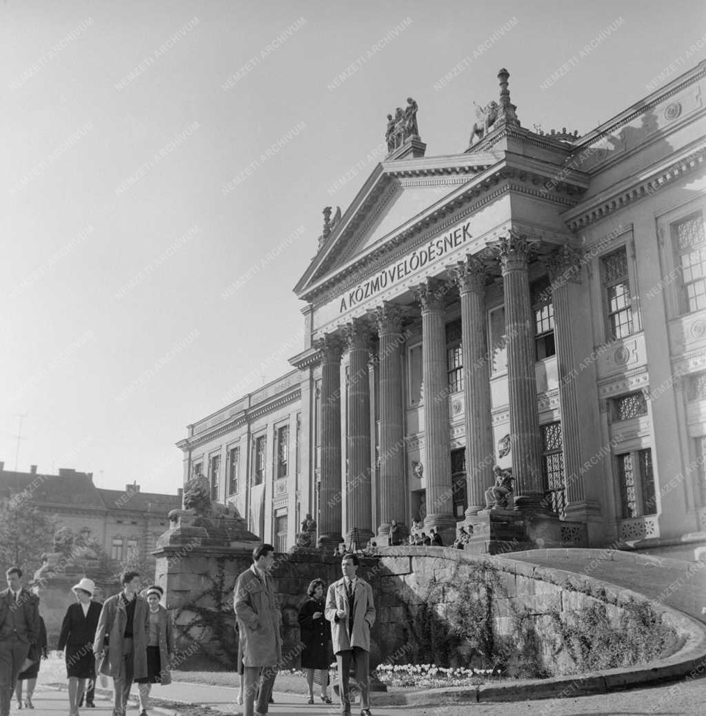 Kultúra - Oktatás - Főiskolások kulturális seregszemléje Szegeden