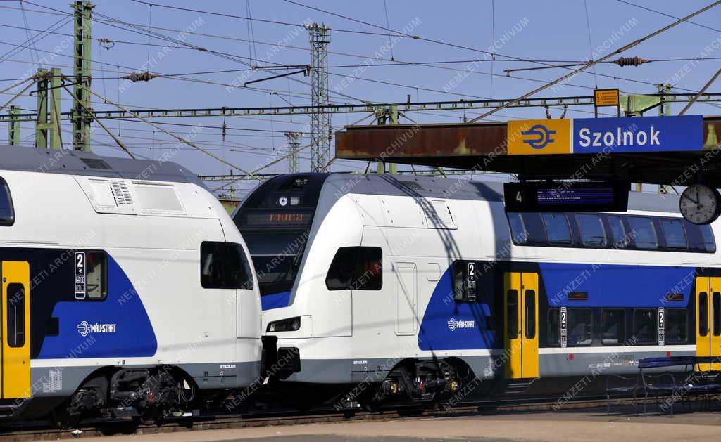 Közlekedés - Szolnok vasútállomás