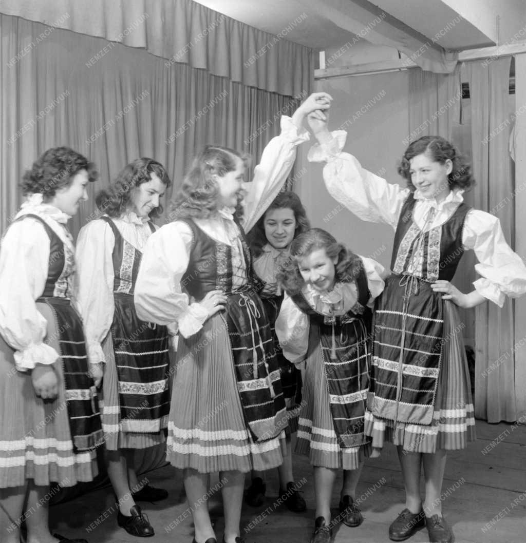 Kultúra - A Habselyem- és Kötöttárugyár tánccsoportja