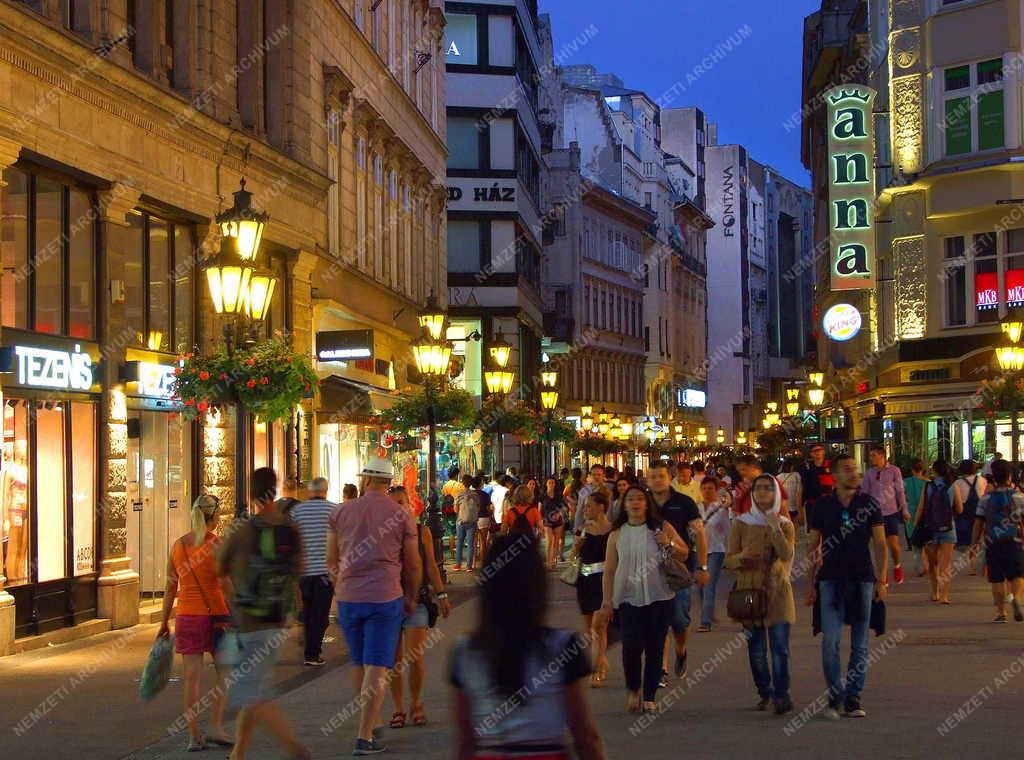 Idegenforgalom - Budapest - Turisták a Váci utcában
