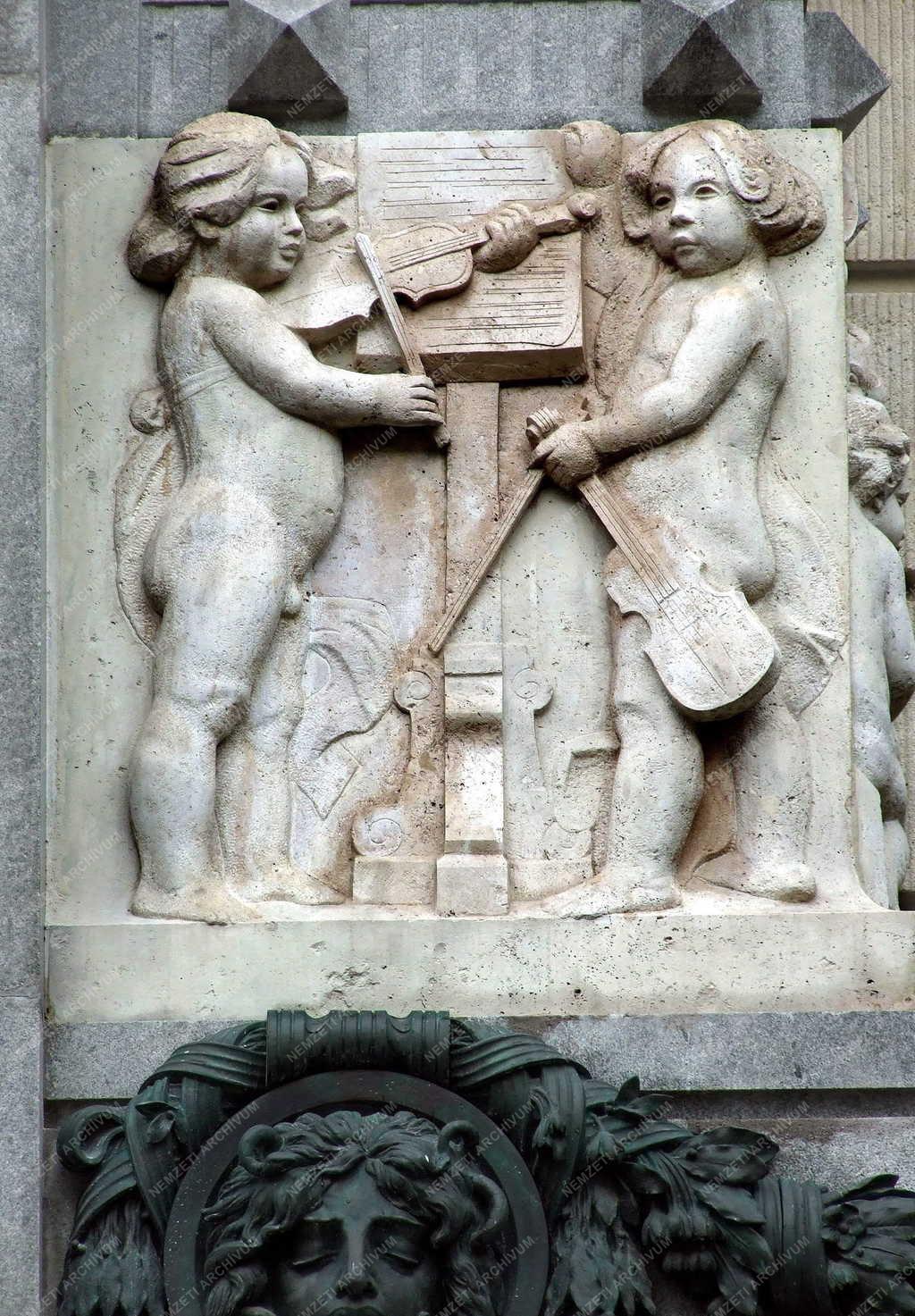 Dombormű a Zeneakadémia homlokzatán