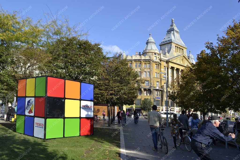 Érdekes - Budapest  - Rubik-kocka az Erzsébet téren