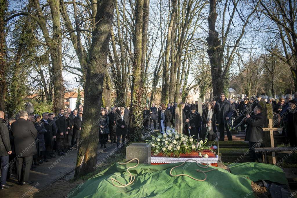 Eltemették Duray Miklóst Losoncon