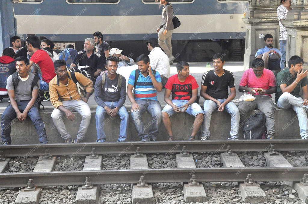 Illegális bevándorlás - Budapest - Migránsok a Keleti pályaudvaron