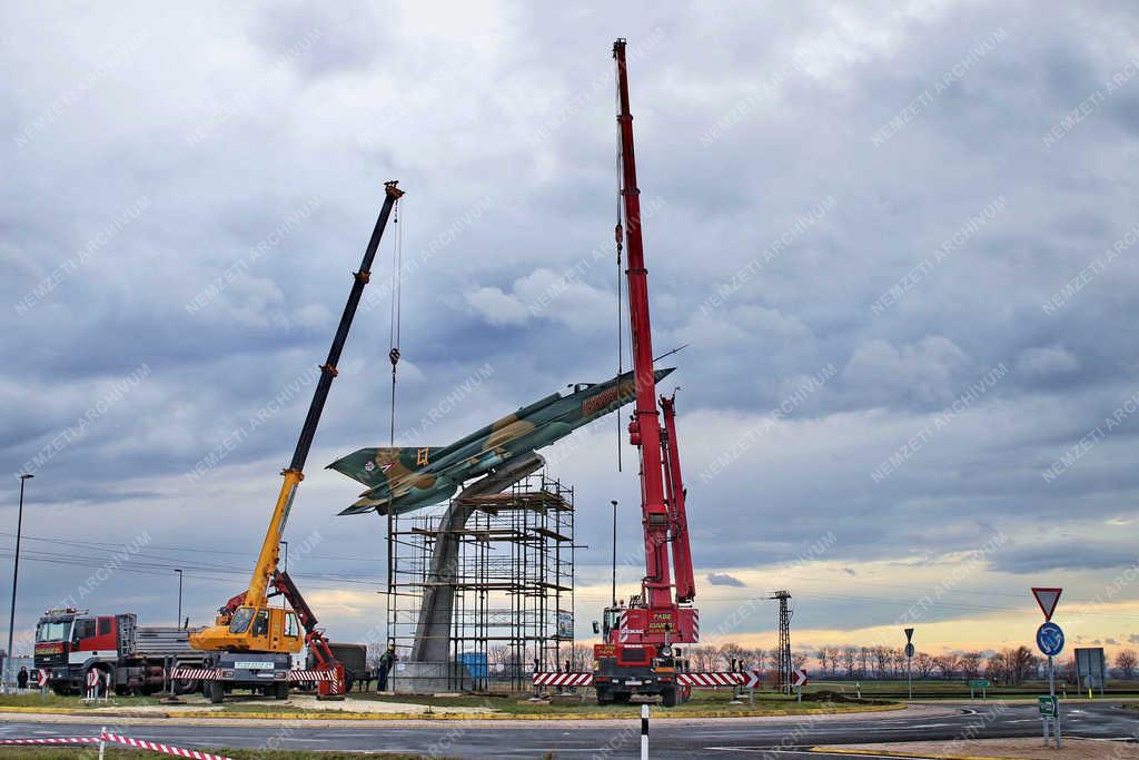 Városkép - Pápa - MiG-21-est állítottak ki egy körforgalomban