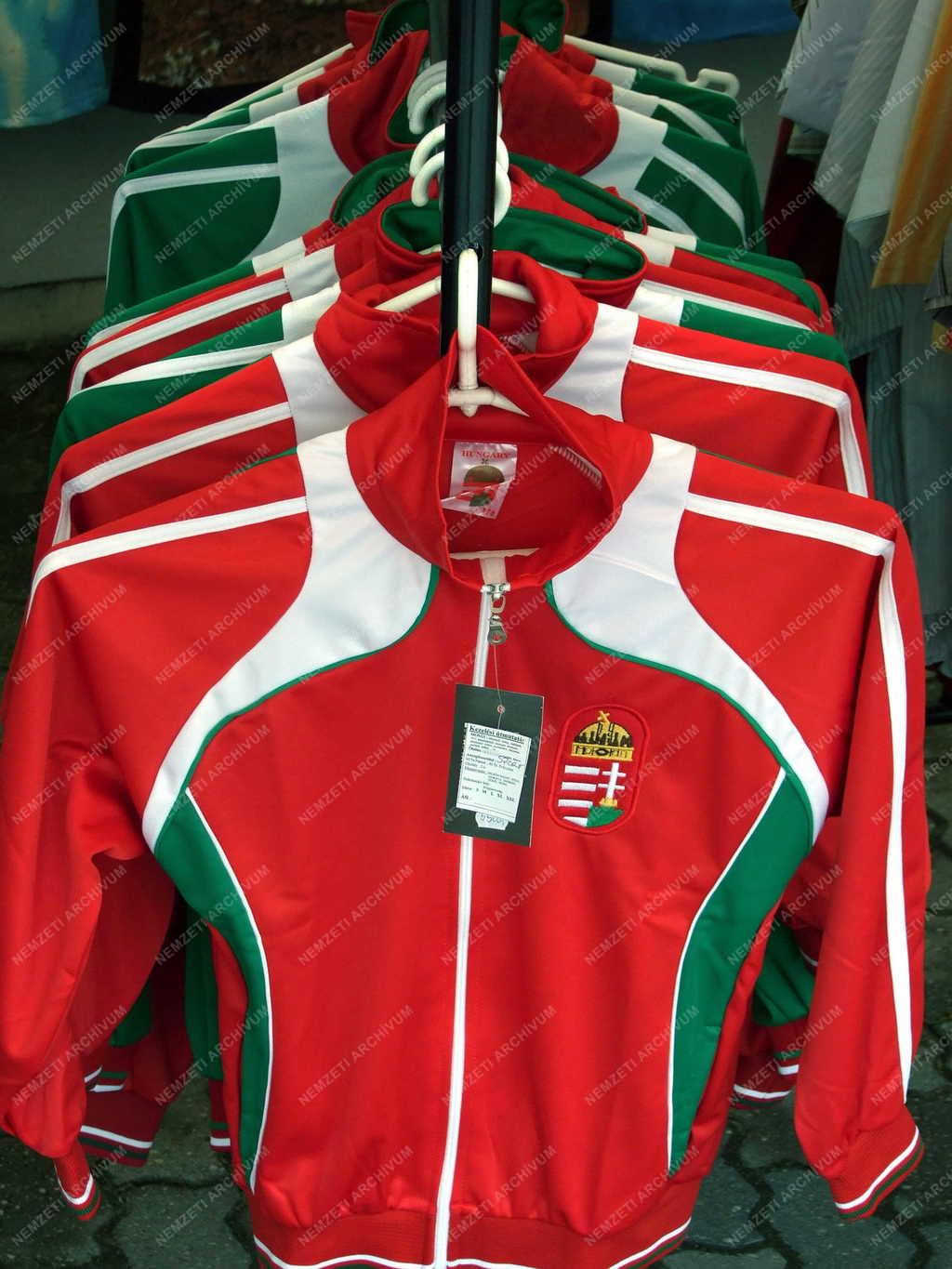 Kereskedelem - Siófok - Sportruházat nemzeti színekkel