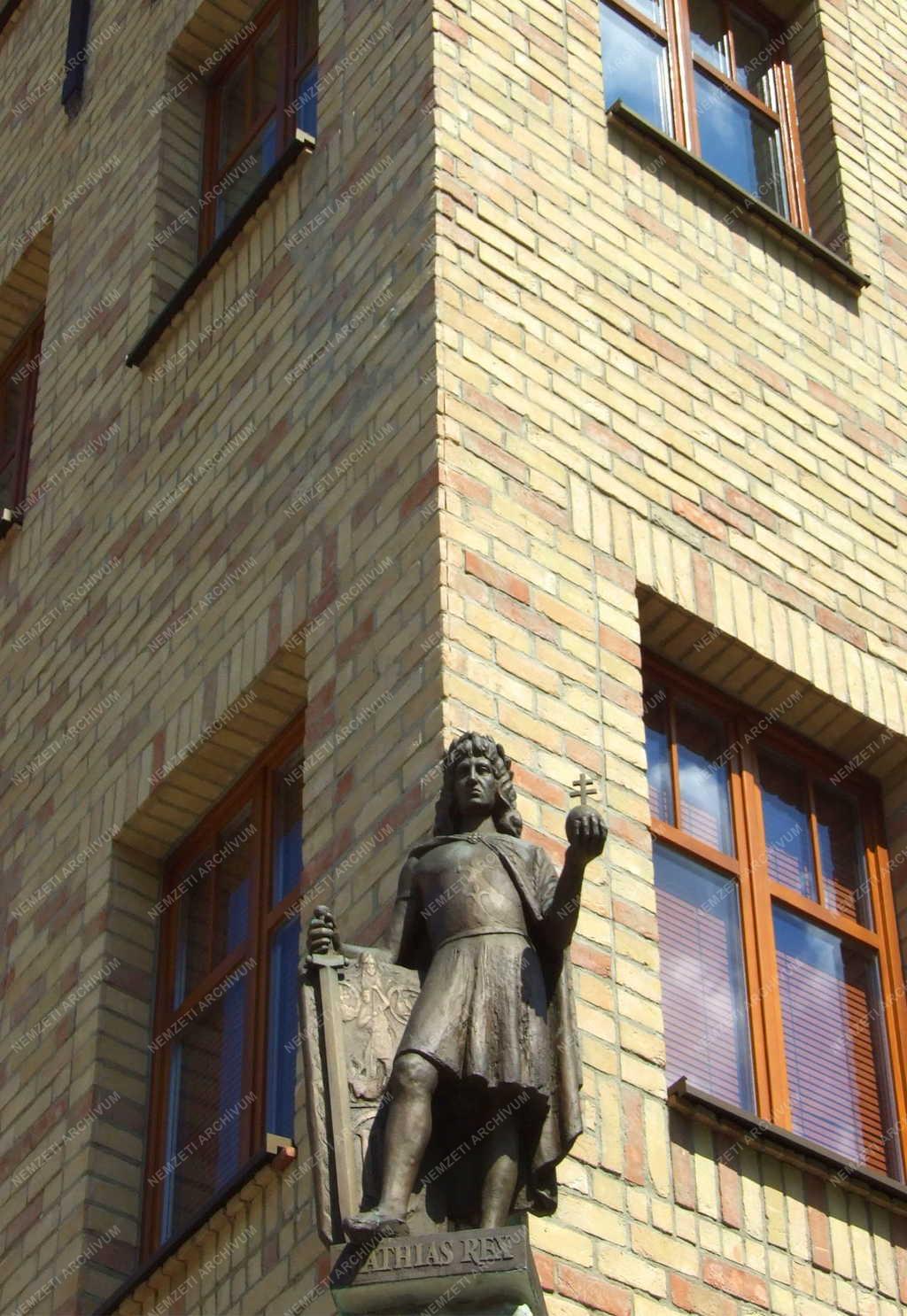 Szobrászat - Révkomárom - Mátyás király szobra 