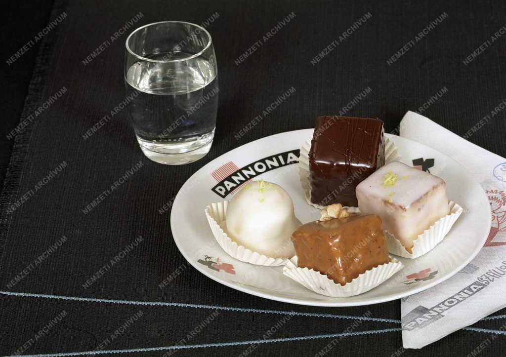 Vendéglátás - Pannónia Szálloda és Vendéglátó Vállalat