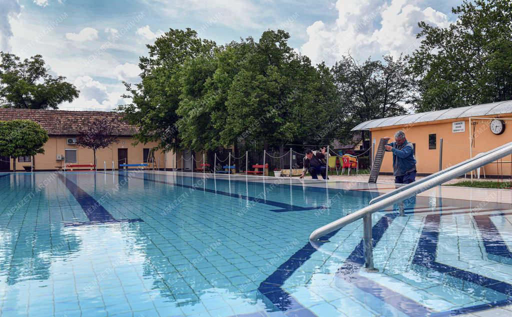 Szabadidő - Debrecen - Strand nyitás előtt