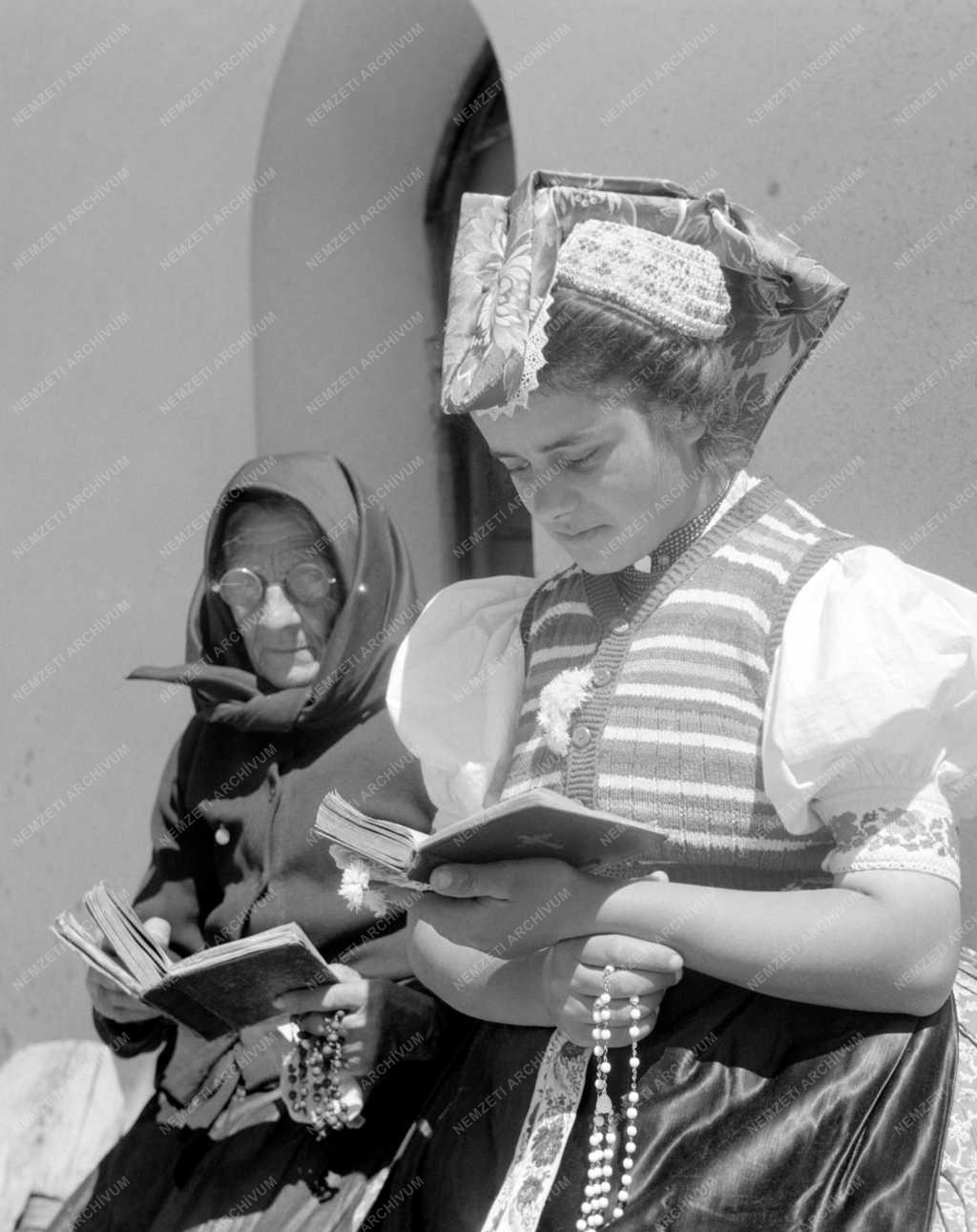 Folklór - Népviselet - Hagyományőrzés - Életkép - Hollókői népviselet