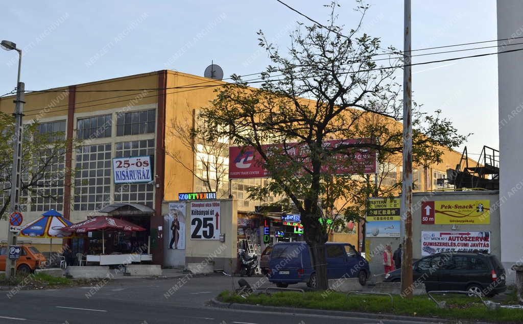 Kereskedelem - Budapest - Kinai áruház a Kőbányai úton
