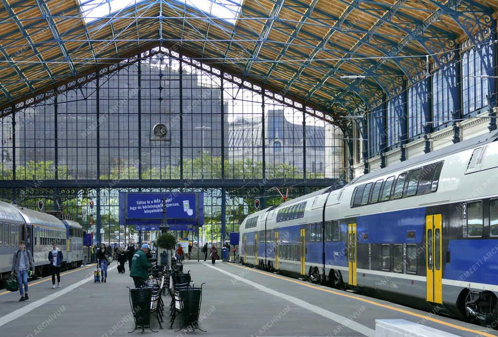 Közlekedés - Budapest - Emeletes vonat a felújított Nyugati pályaudvaron