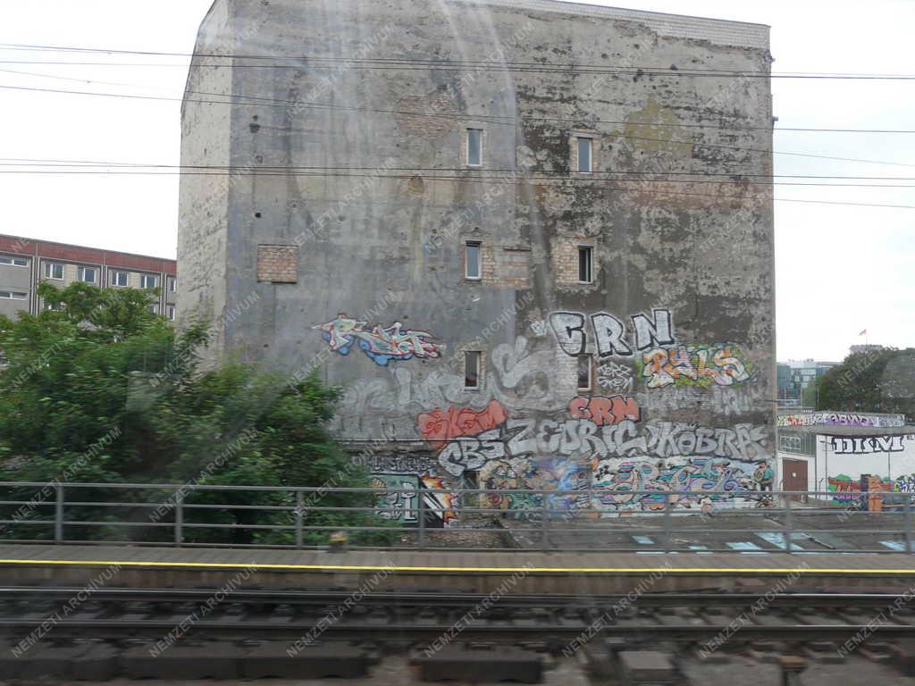 Berlin - Graffitikkel borított épület