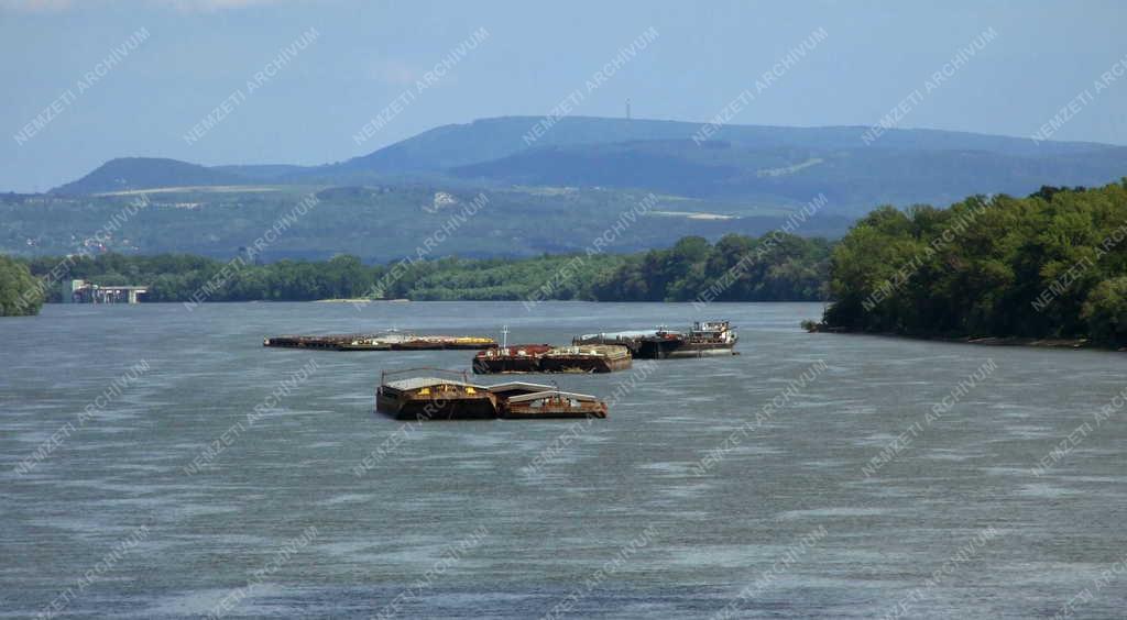 Vizi teherszállítás - Komárom - Uszályok a Dunán