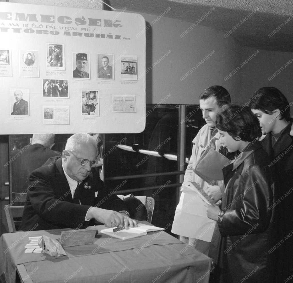 Kultúra - Dedikálás - ’Nemecsek’ az Úttörő Áruházban