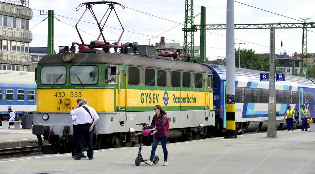 Közlekedés - GYSEV mozdony a Déli pályaudvaron