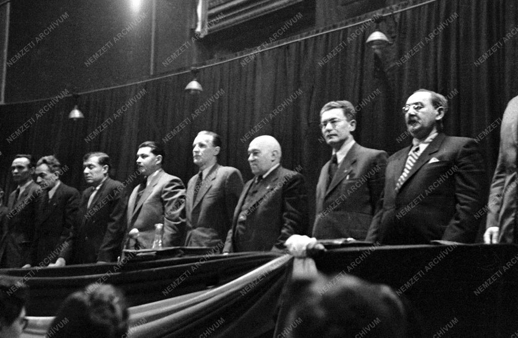 Gazdaságpolitika - Munkás feltalálók  