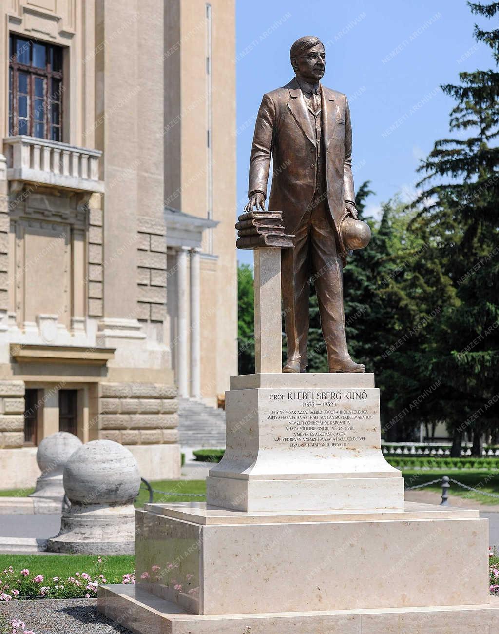 Köztéri szobor - Debrecen - Klebelsberg Kunó 