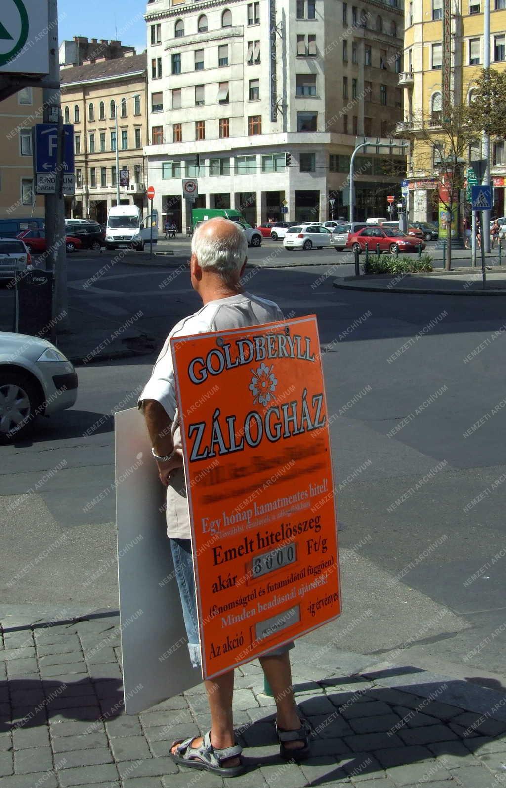 Városkép -  Reklámtáblás ember 