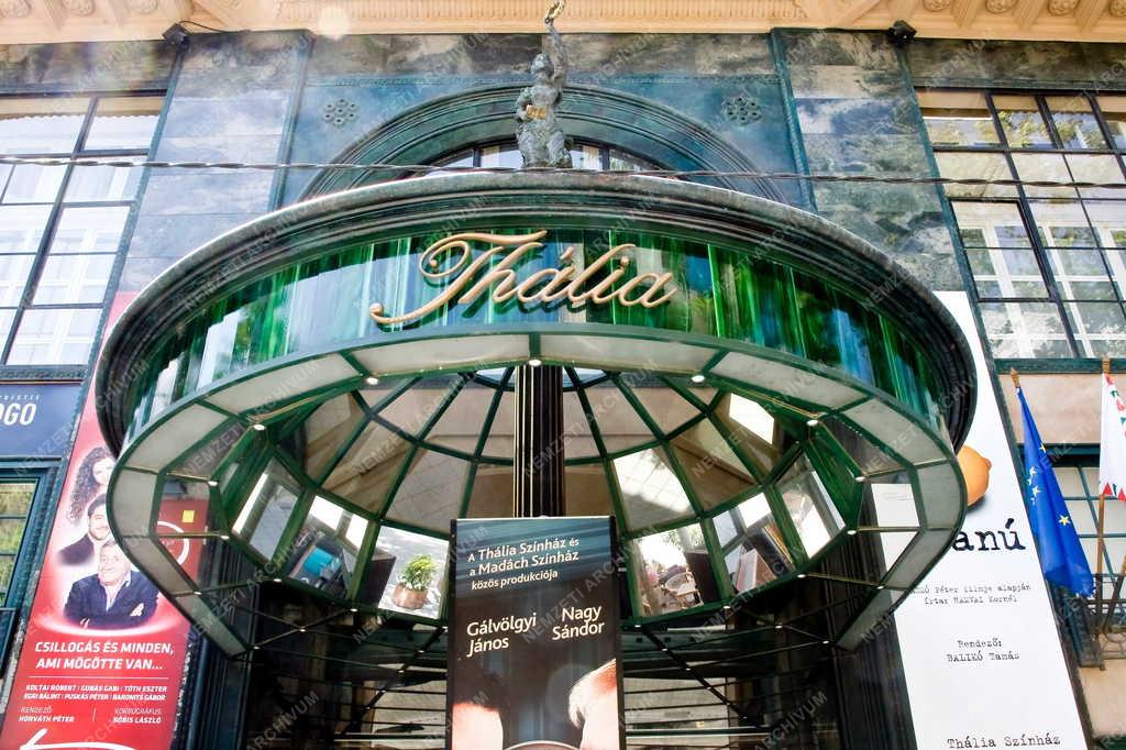 Épület - Budapest - A Thália Színház bejárata