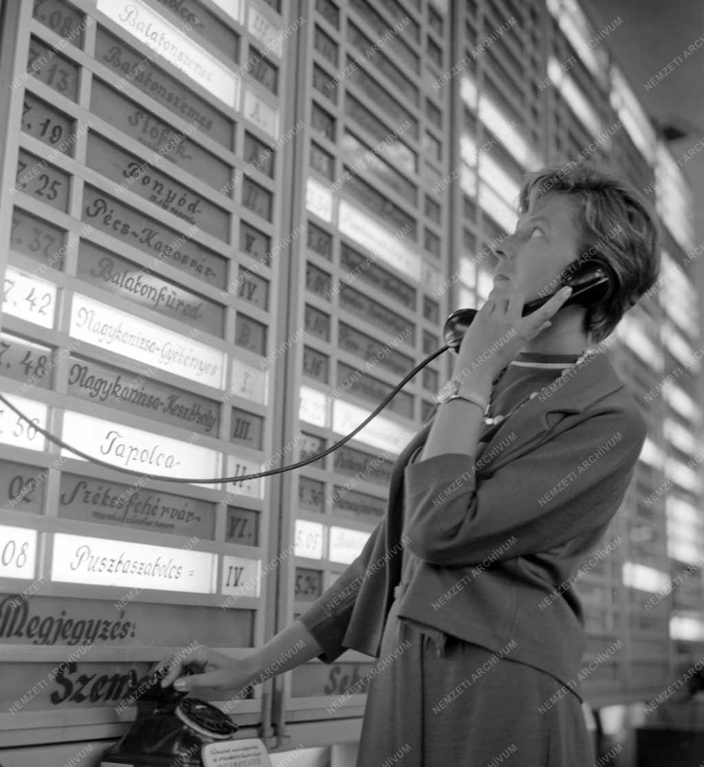 Vasúti közlekedés - A Déli pályaudvar utastájékoztató telefonja