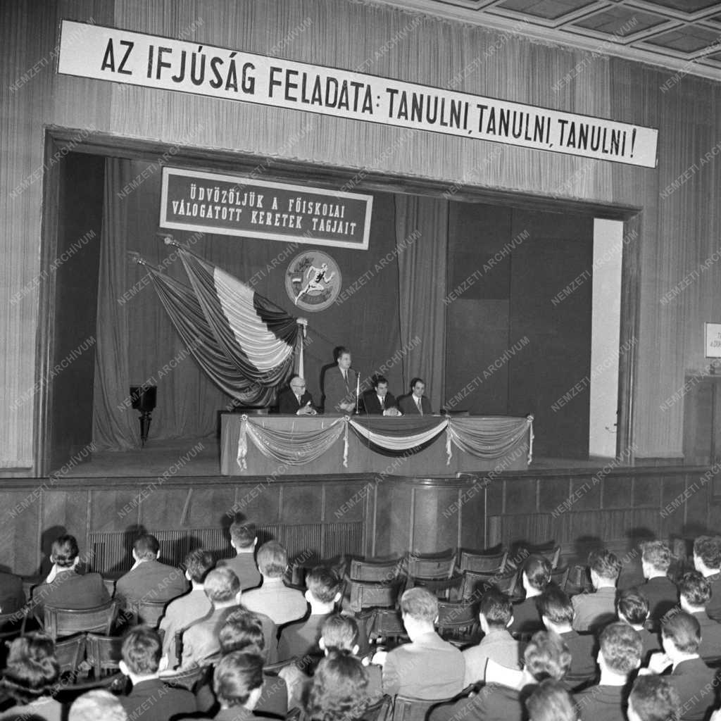 Sport - Magyar sportolók eskütétele az 1959. évi Nemzetközi Főiskolai Játékokra